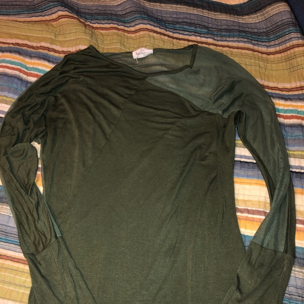 long-sleeves green shirt